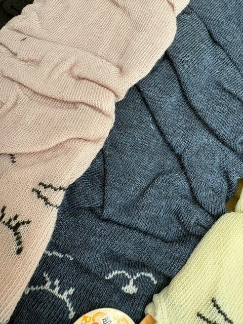 Japanse arm cover cat
